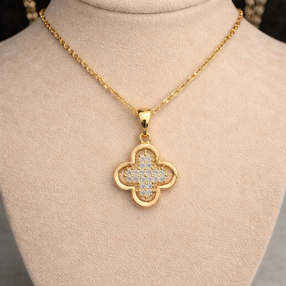Jewelry - Elegant Gold Pendant Necklace